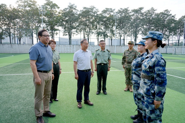 4.黄思光与有服役经历的辅导员亲切交流.jpg