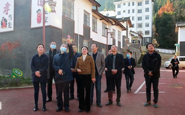 69115f41f7e34a8f9e2bd697aa1bc8c3.jpg 4李兴旺书记在镇巴县市级乡村振兴示范镇黎坝镇考察_副本.jpg