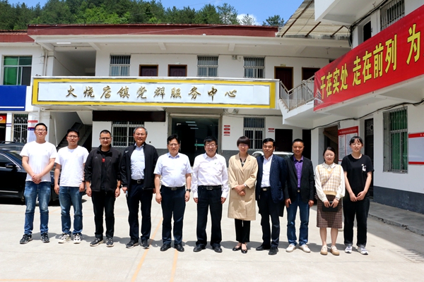 2与留坝县部分校友合影留念_副本.jpg