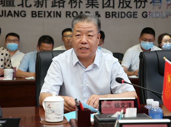 十一师师长杨文泽主持座谈会.jpg