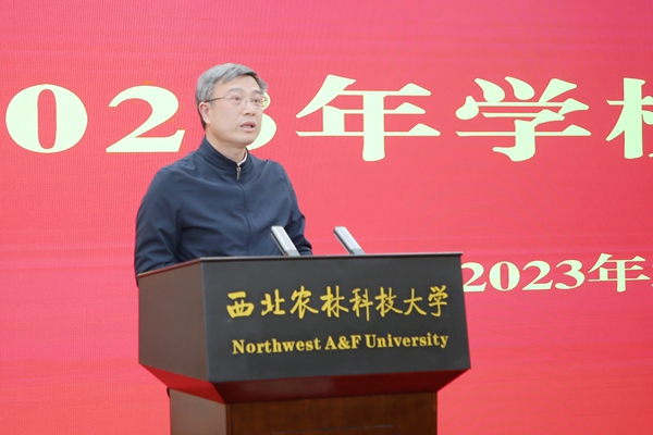 cfdb82a2e5494bf6bbabe39b4cf1aee1.jpg 邬小撑主持会议.jpg